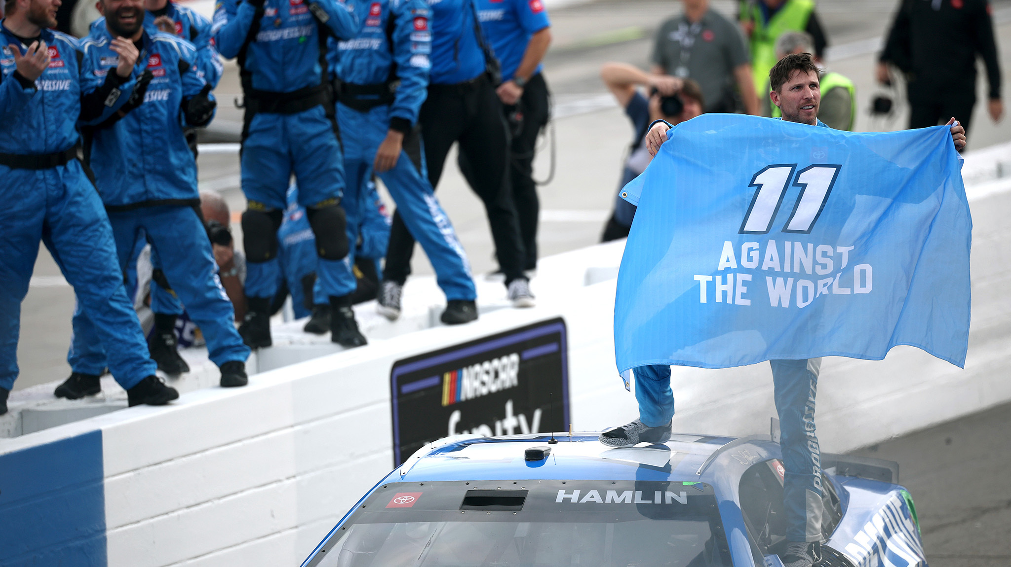 Un nuevo enfoque brinda a Denny Hamlin una dominante victoria en la NASCAR Cup en Martinsville