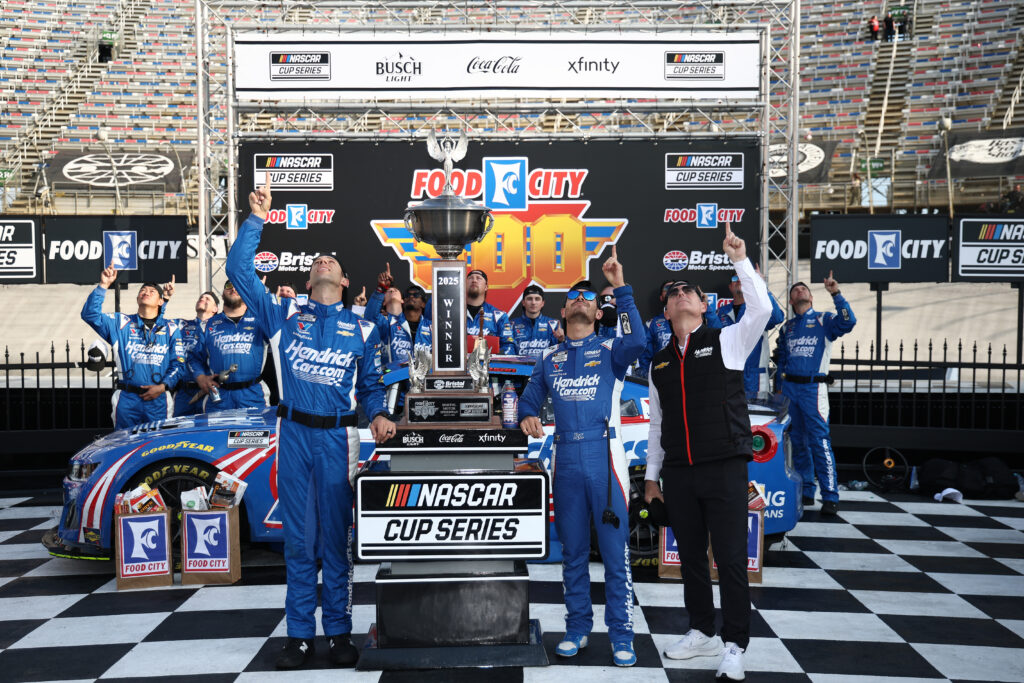 Larson conquista Bristol con autoridad y corazón