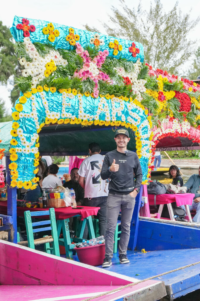 Kyle Larson navega por Xochimilco  previo al NASCAR Mexico City Weekend