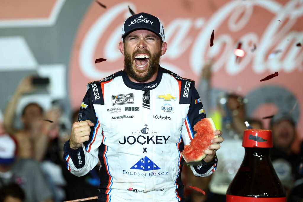 Ross Chastain conquistó el Coca-Cola 600  en los últimos instantes de la carrera