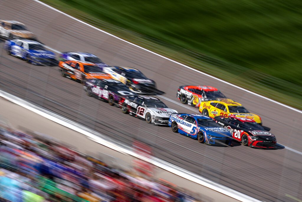 Kyle Larson domina en Kansas para defender su victoria del año pasado en la NASCAR Cup Series