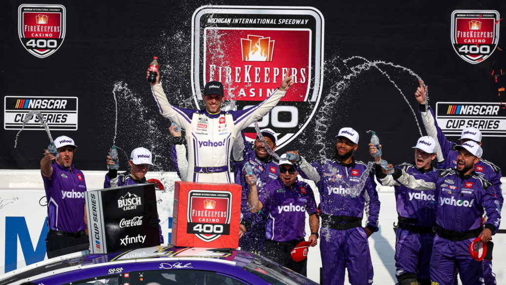 Denny Hamlin gana en Michigan con estrategia magistral; Suárez termina en la posición 14