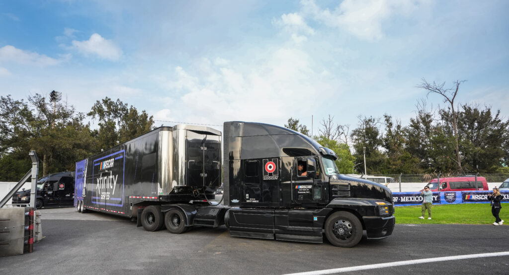 ¡Los gigantes de NASCAR invaden la CDMX! Llegan los primeros trailers que marcarán el inicio de una semana histórica