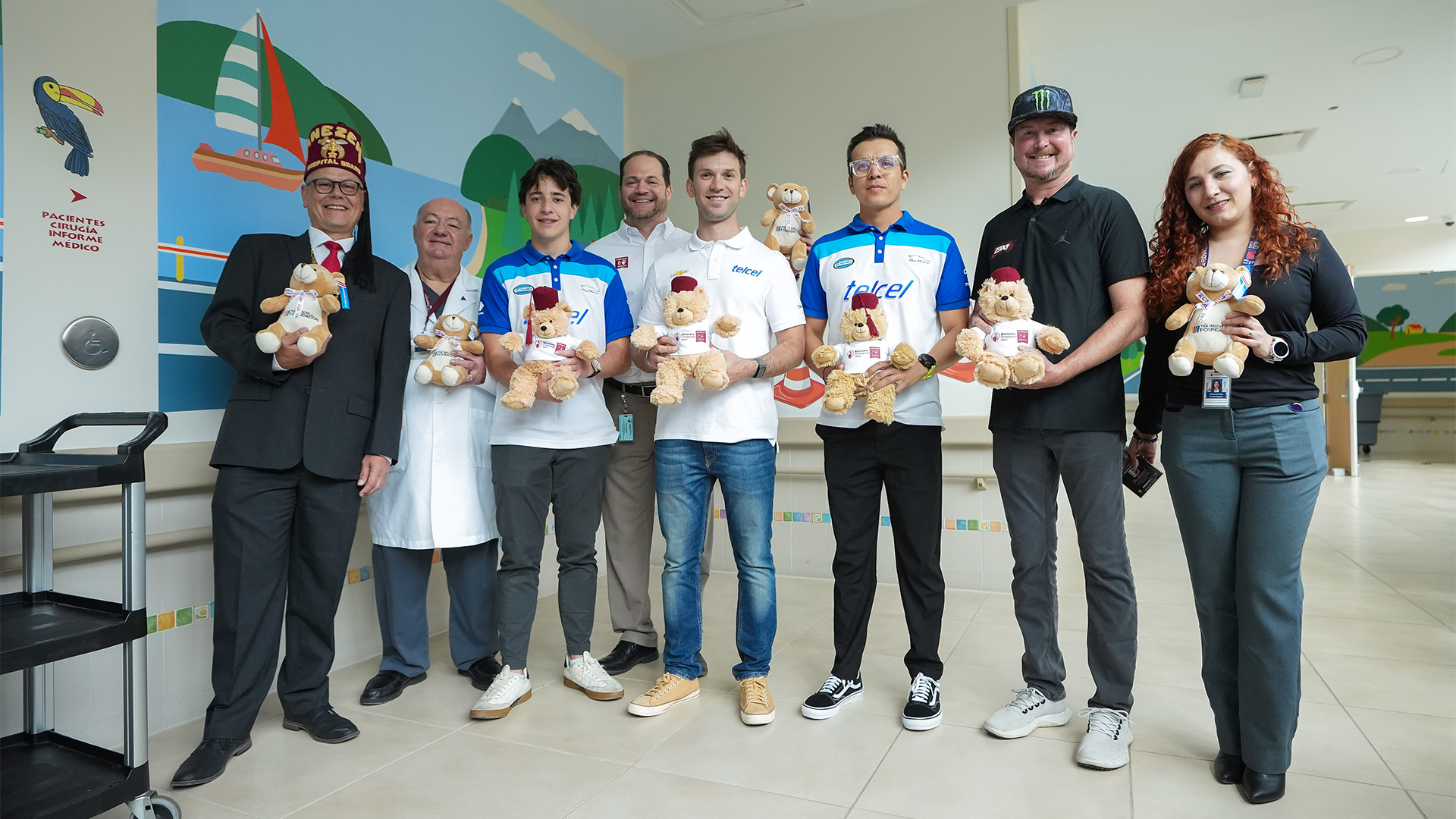 Pilotos de NASCAR conviven con niños del Hospital Shriners
