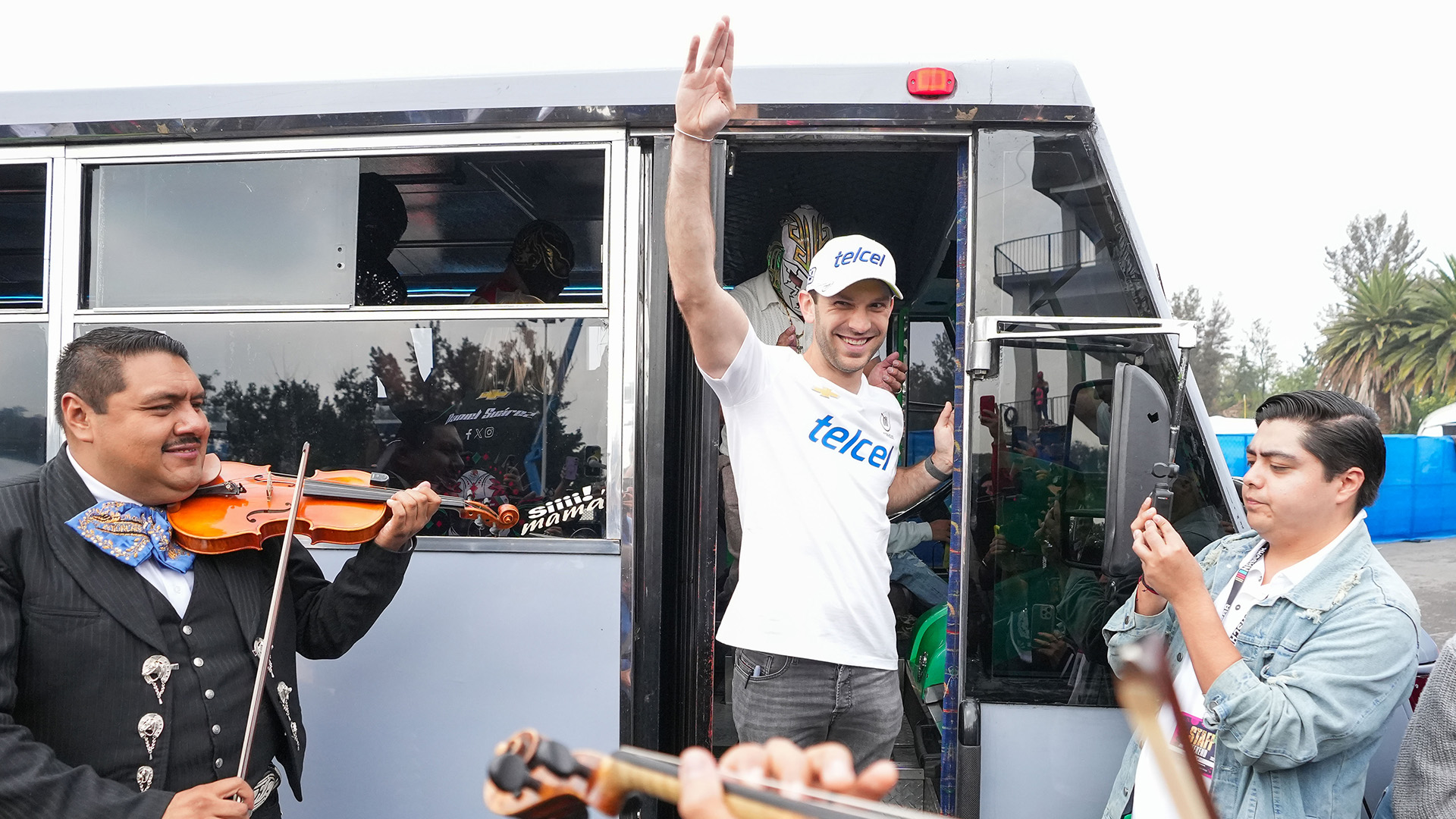 ¡Con orgullo mexicano! Daniel Suárez llega al Autódromo Hermanos Rodríguez entre mariachi, tacos y lucha libre
