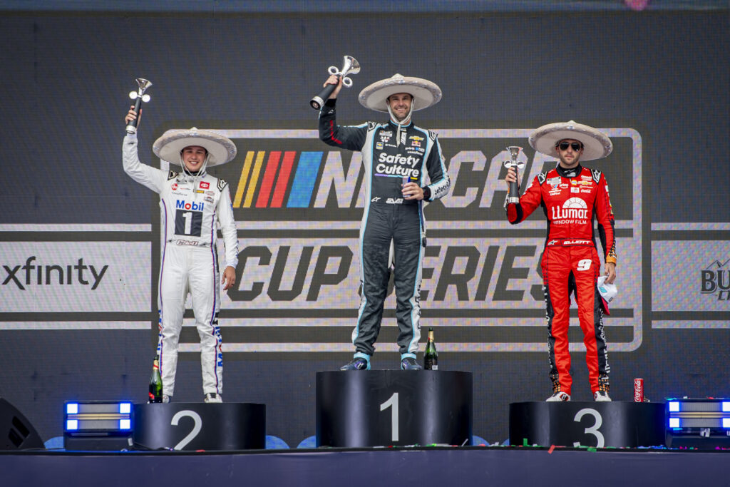 Shane Van Gisbergen triunfa en la  “Viva México 250” y está en Playoffs